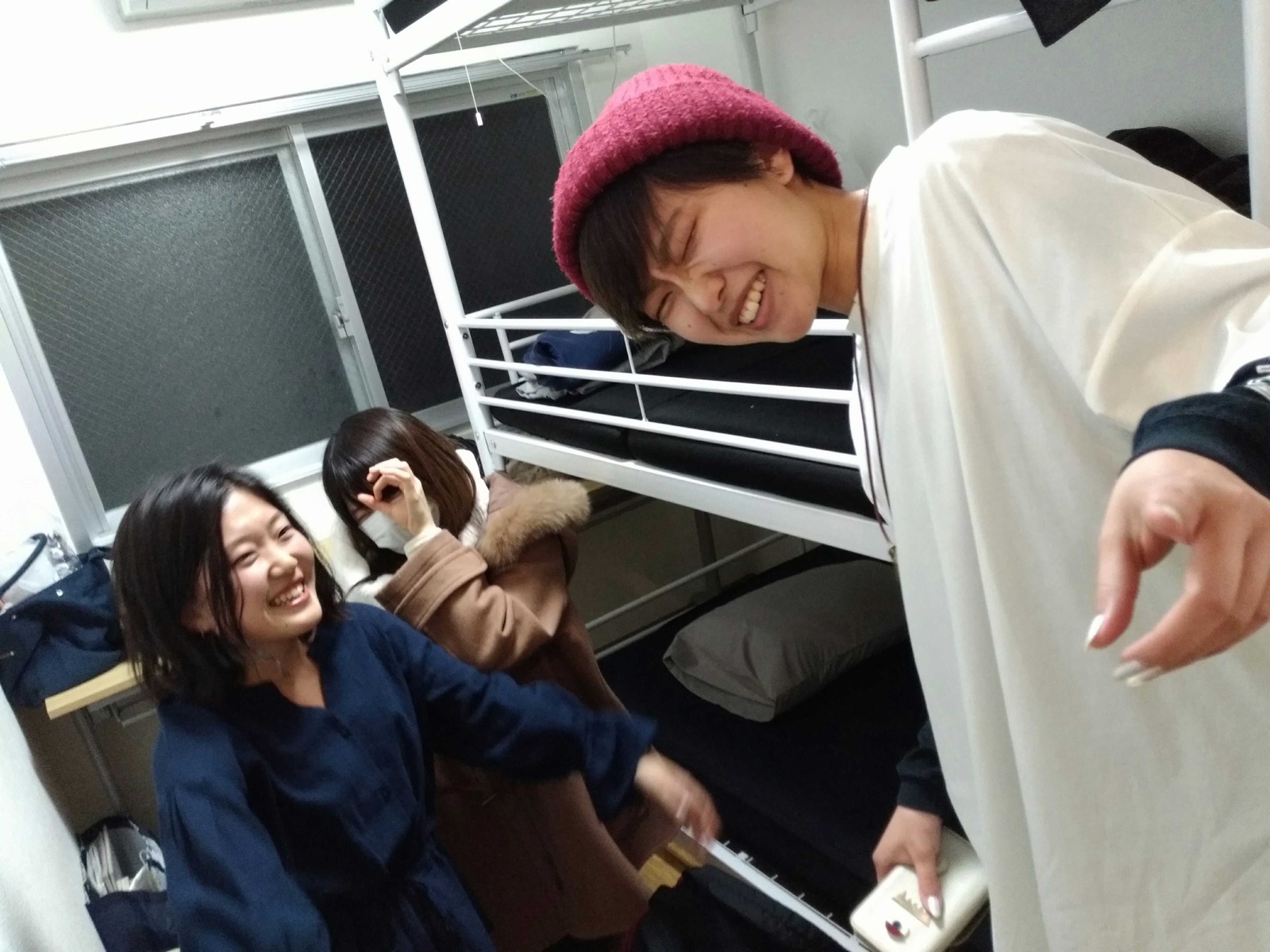 二段ベッドの部屋で手を振る4人